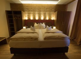 Doppelbett im Zimmer Landruhe  im Landgasthof Zum Lang Abendsonne im Bayerischen Wald Donau bei Passau