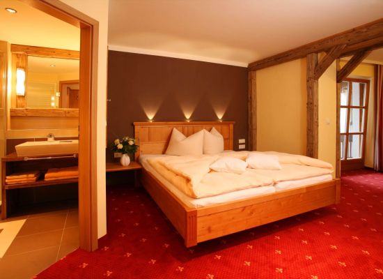 Doppelbett im Zimmer Landleben im Landgasthof Zum Lang Abendsonne im Bayerischen Wald Donau bei Passau